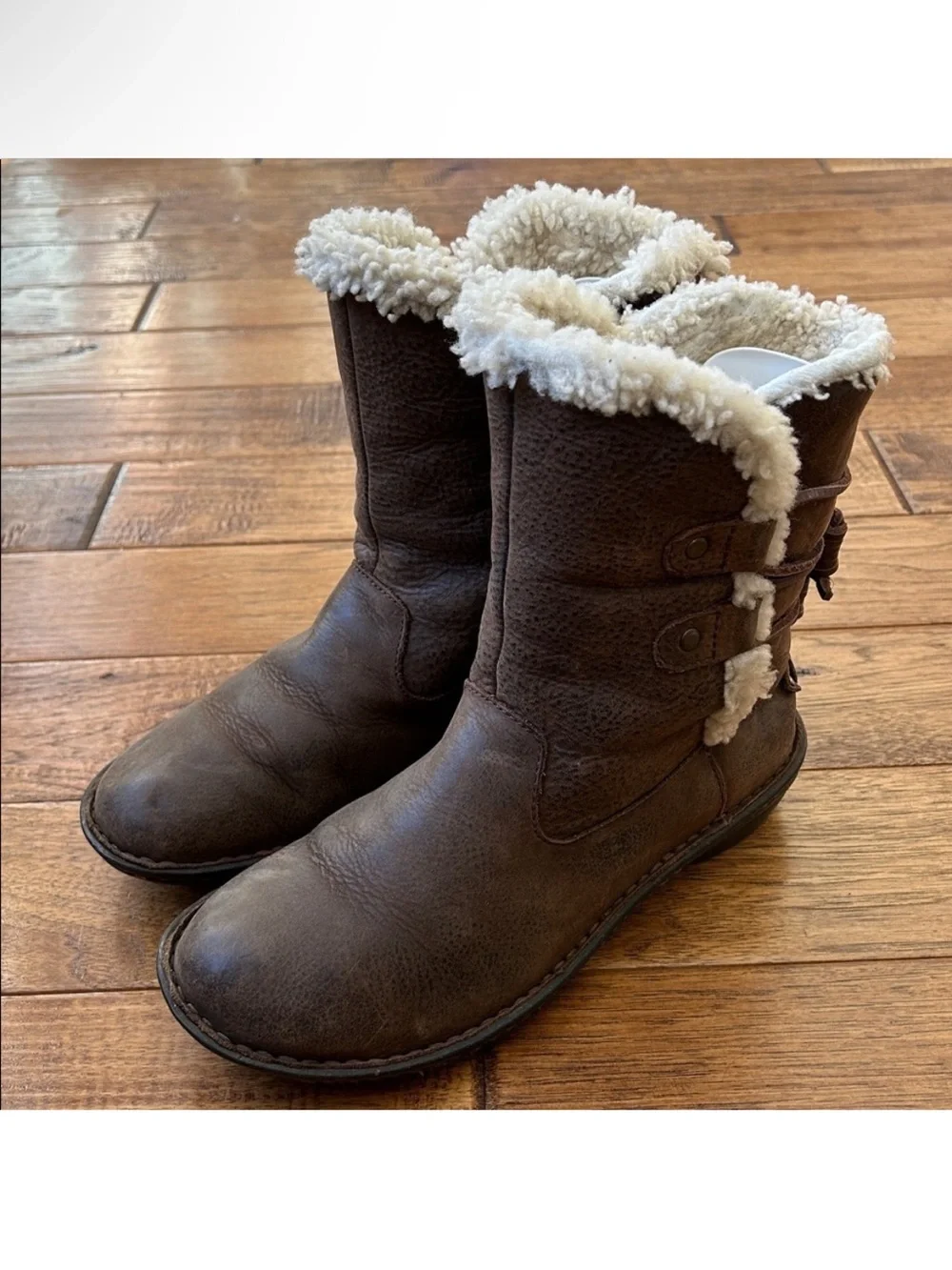 UGG Akadia Boots Stout Brown Leather Shearling Lined Size 8